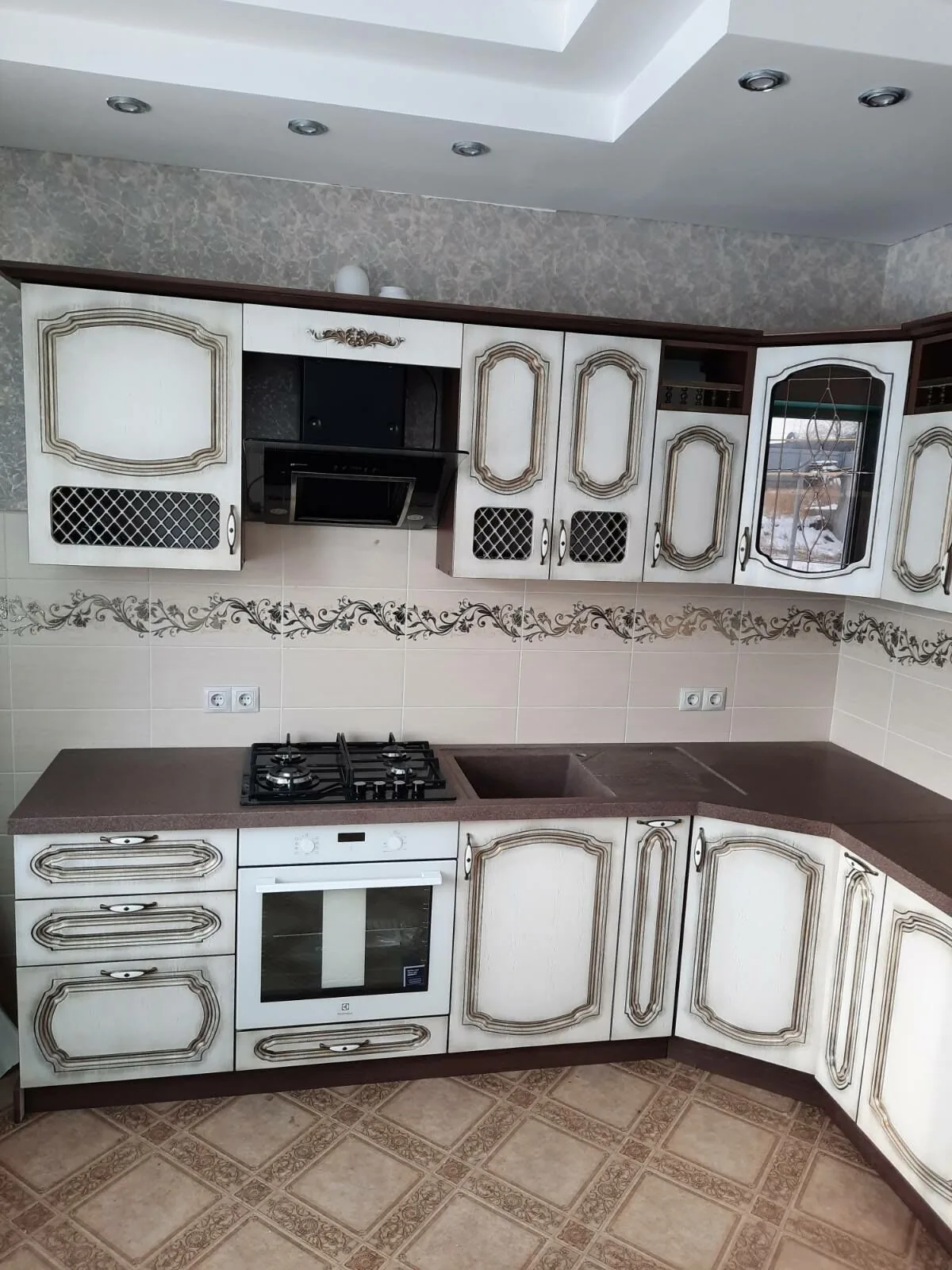 Кухонный гарнитур в классическом стиле с бронзовой патиной.