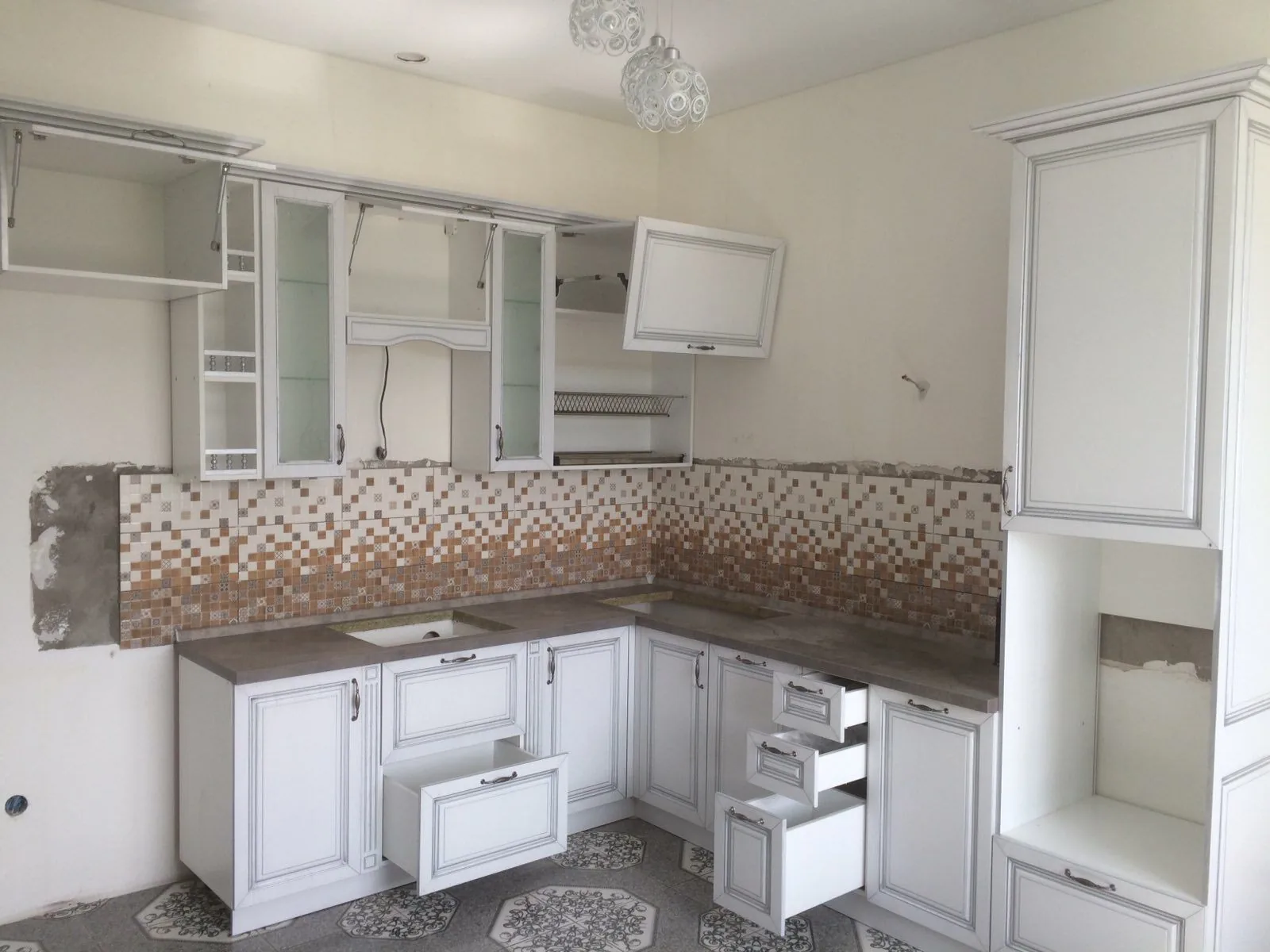 Кухонный гарнитур в классическом стиле, с серебряной патиной.