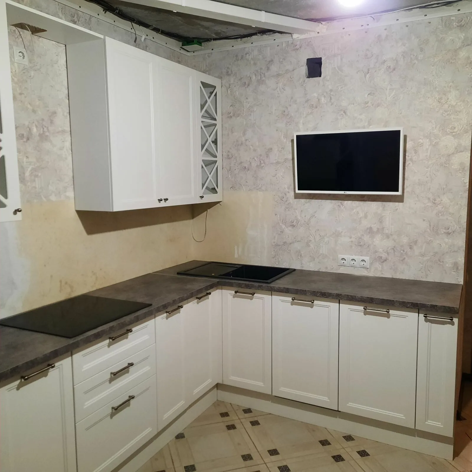 Классический кухонный гарнитур в белом цвете.