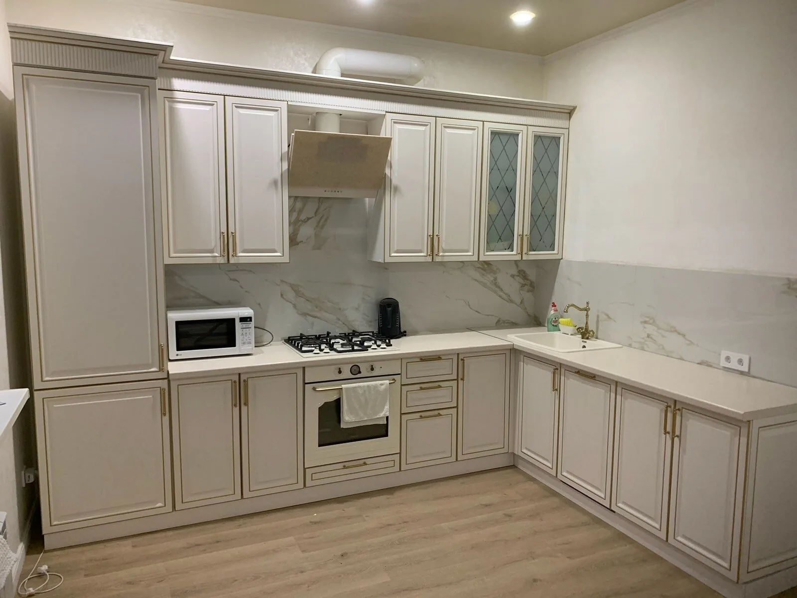 Кухонный гарнитур в классическом стиле.