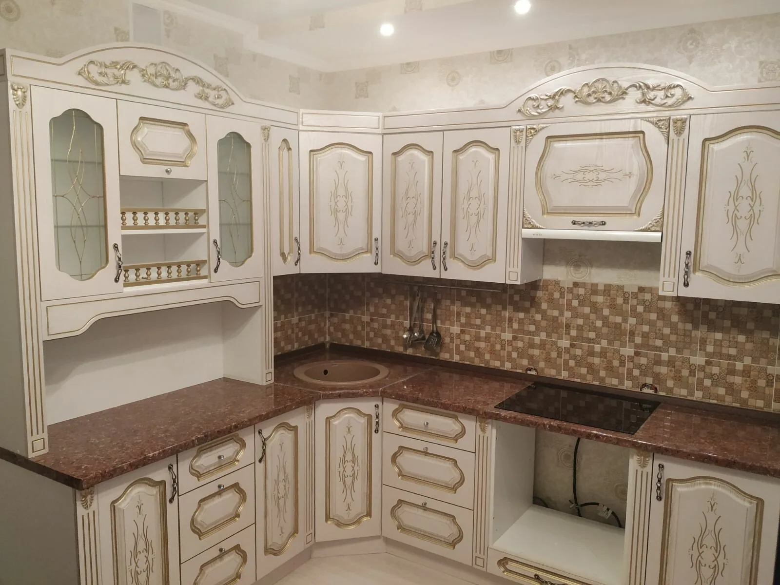 Классический кухонный гарнитур с патиной.