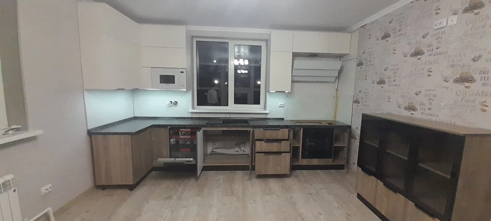 Кухня в современном стиле в частном доме.
