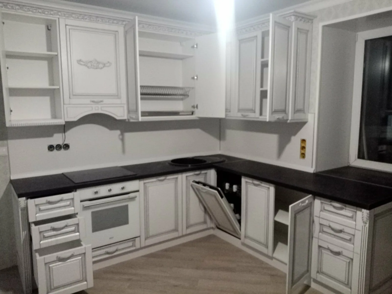 Классический кухонный гарнитур с патиной серебро.